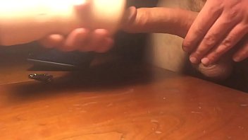 Трахарь наводит камеру на брюнетку и трахает ее на столе
